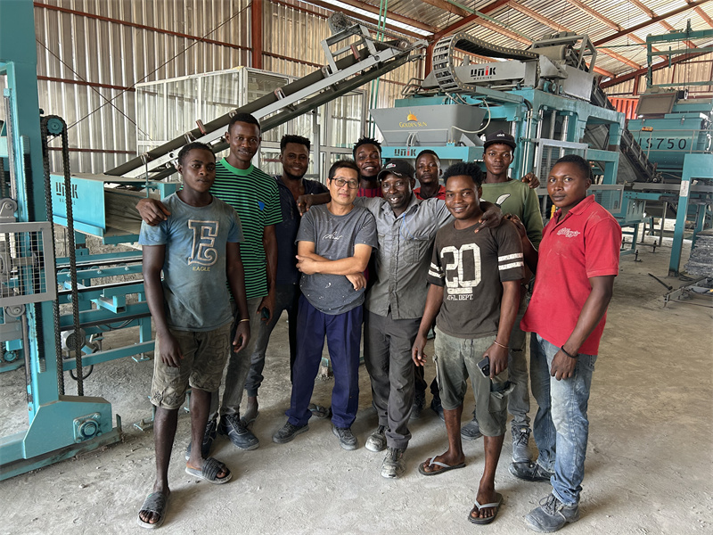 नाइजेरियामा बिक्रीको लागि कंक्रीट ब्लक मोल्डिङ मेसिन: UNIK मेसिनरी बाहिर खडा छ